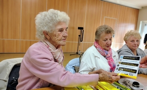 seniorka trzyma odblask