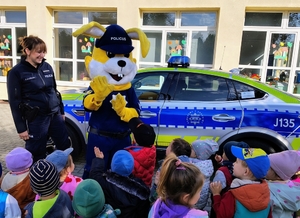 policjantka, maskotka Policuś i grupa przedszkolaków