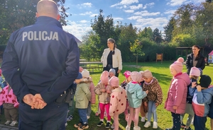 policjant rozmawia z dziećmi
