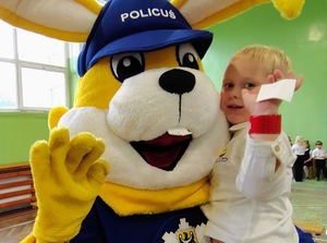przedszkolak przytula maskotkę policuś