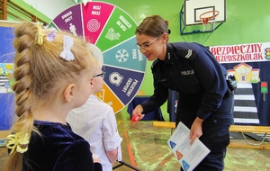 policjantka przekazuje odblask przedszkolakom