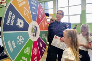 policjantka gra w grę edukacyjną z dziećmi