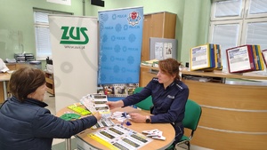 policjantka przekazuje materiały edukacyjne