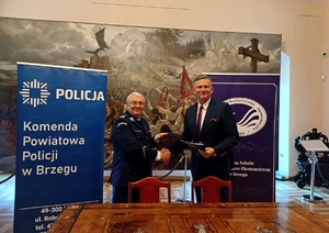 mężczyzna w mundurze i w garniturze