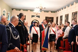 grupa osób podczas ślubowania studentów