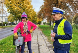 policjantka rozmawia z rowerzystką
