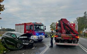 na drodze uszkodzone samochody po wypadku, wóz strażacki, radiowozy