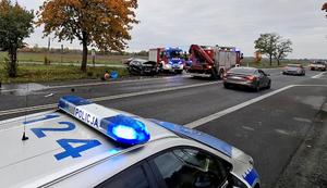 na drodze uszkodzone samochody po wypadku, wóz strażacki, radiowozy