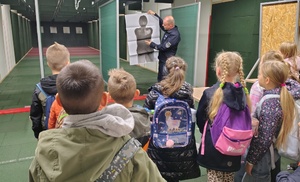 Policjant rozmawia z dziećmi