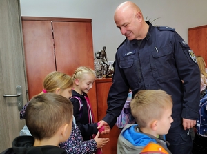 Policjant rozmawia z dziećmi