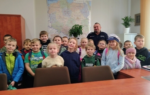 policjant z grupą dzieci