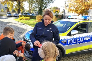 policjanci rozdają dzieciom odblaski