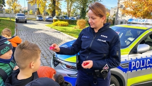 policjanci rozdają dzieciom odblaski