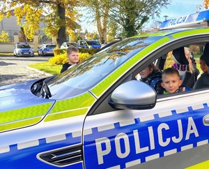 uśmiechnięty chłopiec w radiowozie