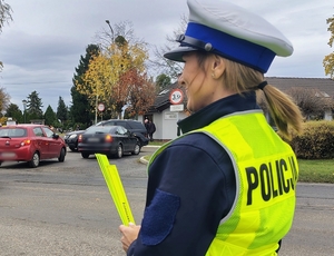 policjantka z elementem odblaskowym