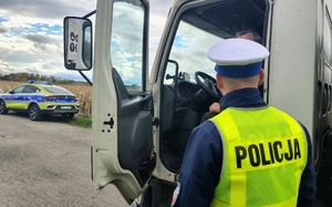policjant podczas kontroli drogowej