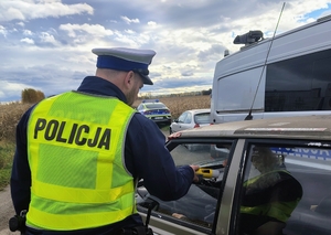 policjant podczas kontroli drogowej