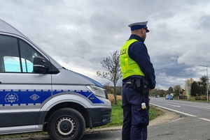 policjant podczas kontroli drogowej