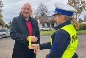 policjantka przekazuje odblask mężczyźnie