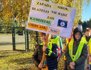 grupa dzieci w odblaskowych kamizelkach