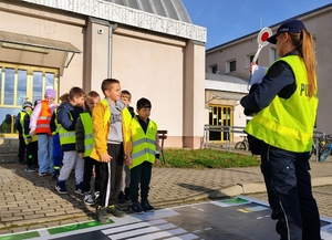 grupa dzieci w odblaskowych kamizelkach