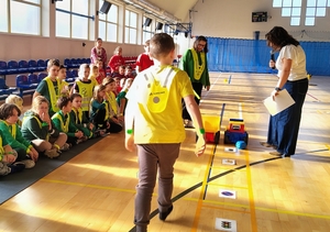 dzieci grają w grę planszową na sali gimnastycznej