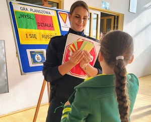 dzieci grają w grę planszową na sali gimnastycznej