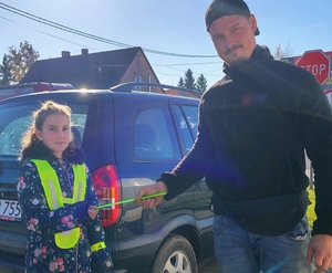 dziewczynka przekazuje odblask