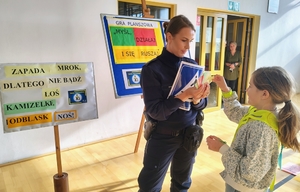 dzieci grają w grę planszową