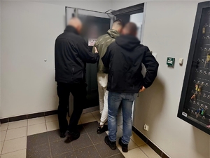 policjanci prowadzą zatrzymanego