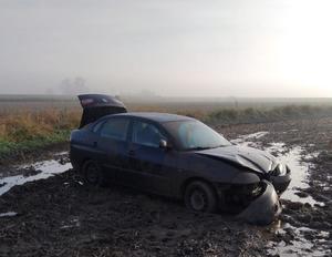 uszkodzony pojazd w błocie