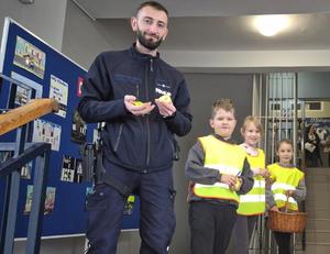 policjanci rozdają odblaksi