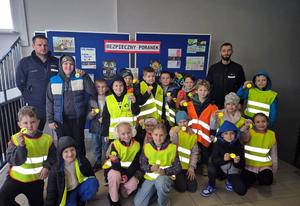 policjanci rozdają odblaksi