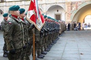 żołnierze ustawieni w szyku