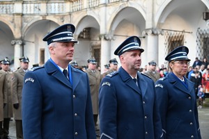 policjanci w mundurach wyjściowych