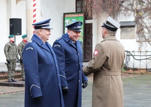 policjanci w mundurach wyjściowych