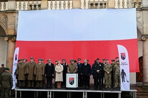 grupa osób na biało czerwonej fladze