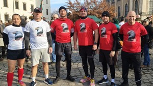 grupa osób w białych i czerwonych koszulkach z orłem