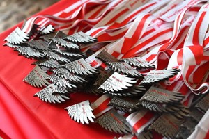 medale na biało czerwonych szarfach