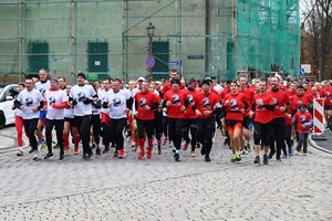 grupa sportowców w białych i czerwonych koszulkach