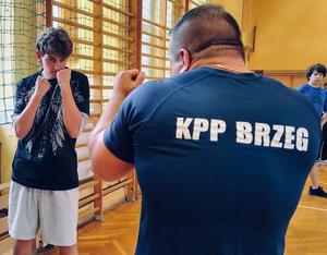 policjant ćwiczy z młodzieżą