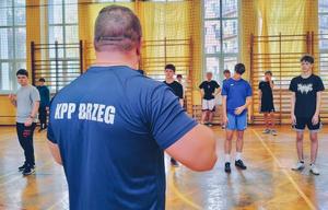 policjant ćwiczy z młodzieżą