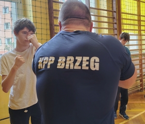 policjant ćwiczy z młodzieżą