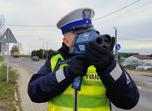 policjant mierzy prędkość radarem