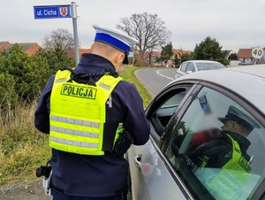 policjant kontroluje pojazd