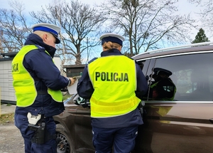 policjanci kontrolują pojazd