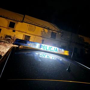 oświetlony radiowóz w nocy