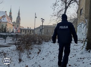 policjant idzie do pustostanu