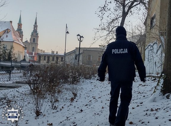 policjant idzie do pustostanu