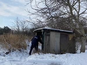 policjant sprawdza pustostan